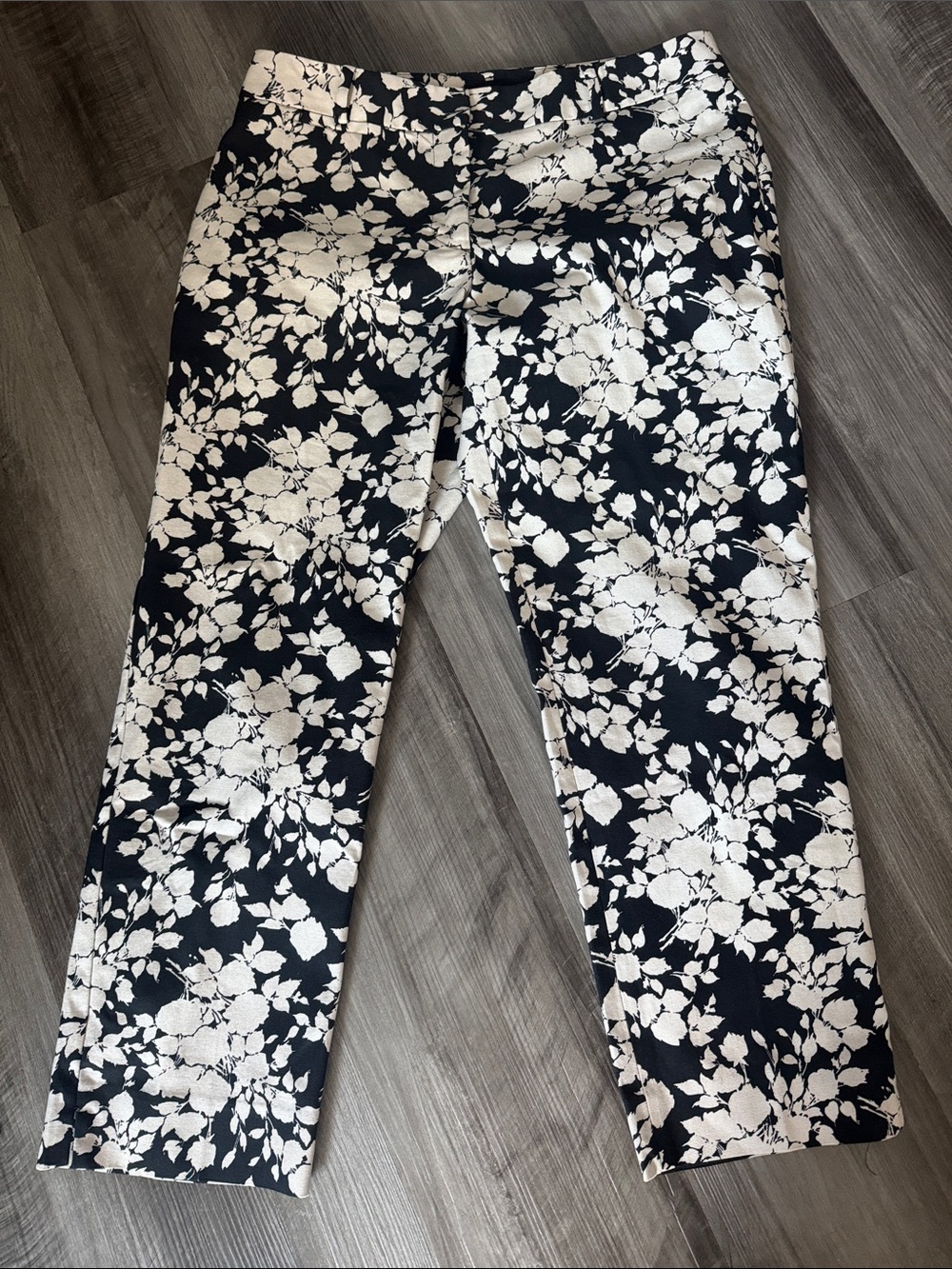 Talbots Black & Ivory Floral Signature Cropped pants 8 casual coastal work wear